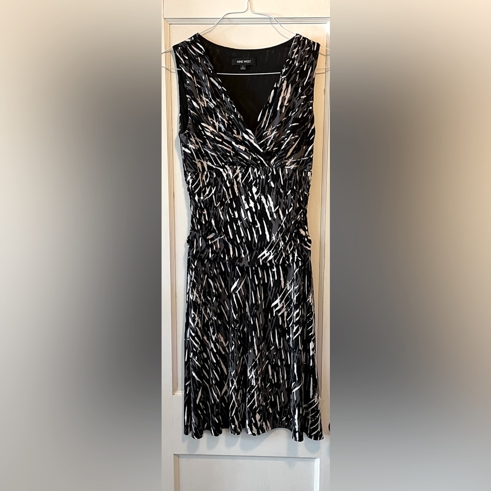 Nine West size 4 sleeveless dress with black and white fun pattern.